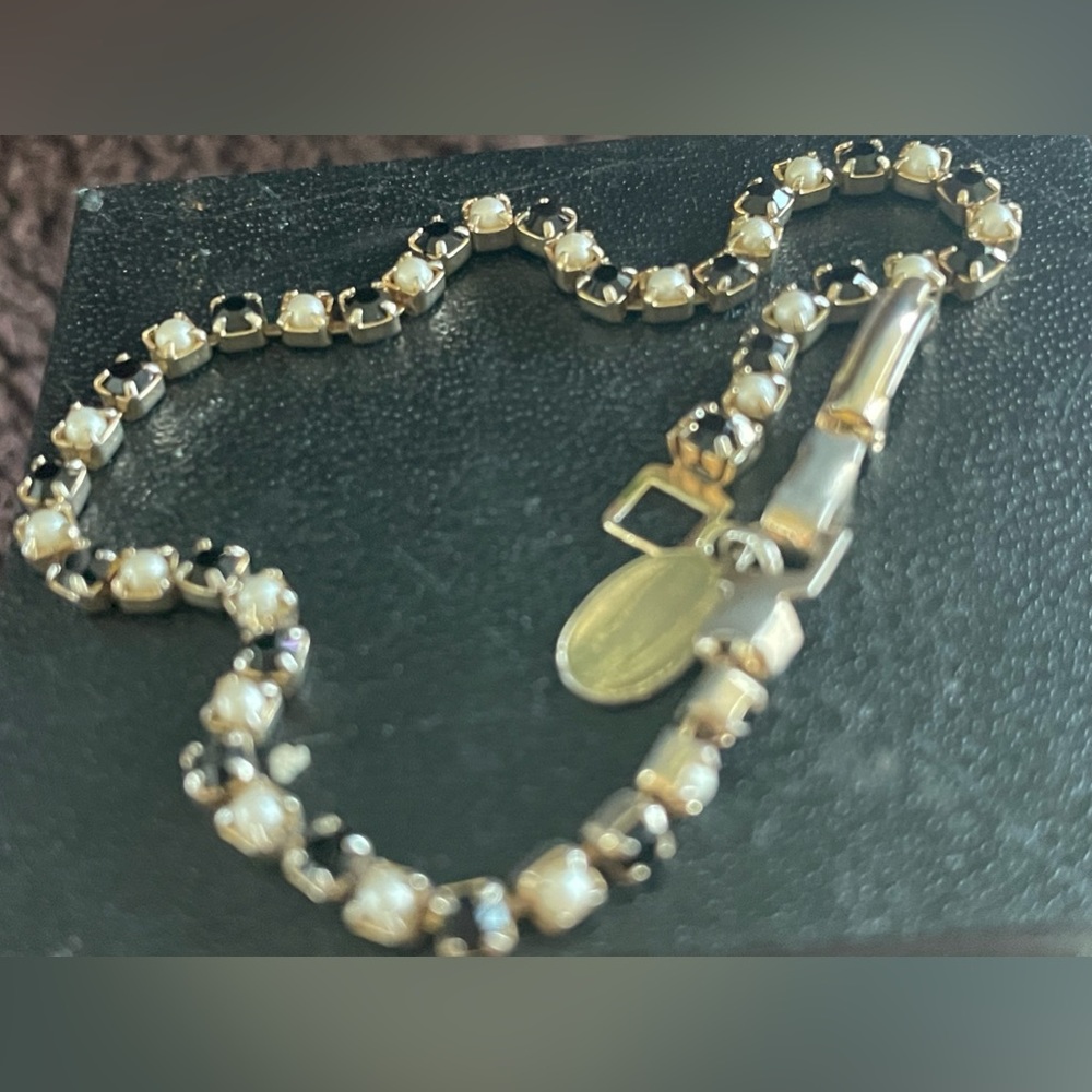Parklane Pearl and onyx bracelet 7 1/4 “